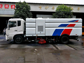 扫路车